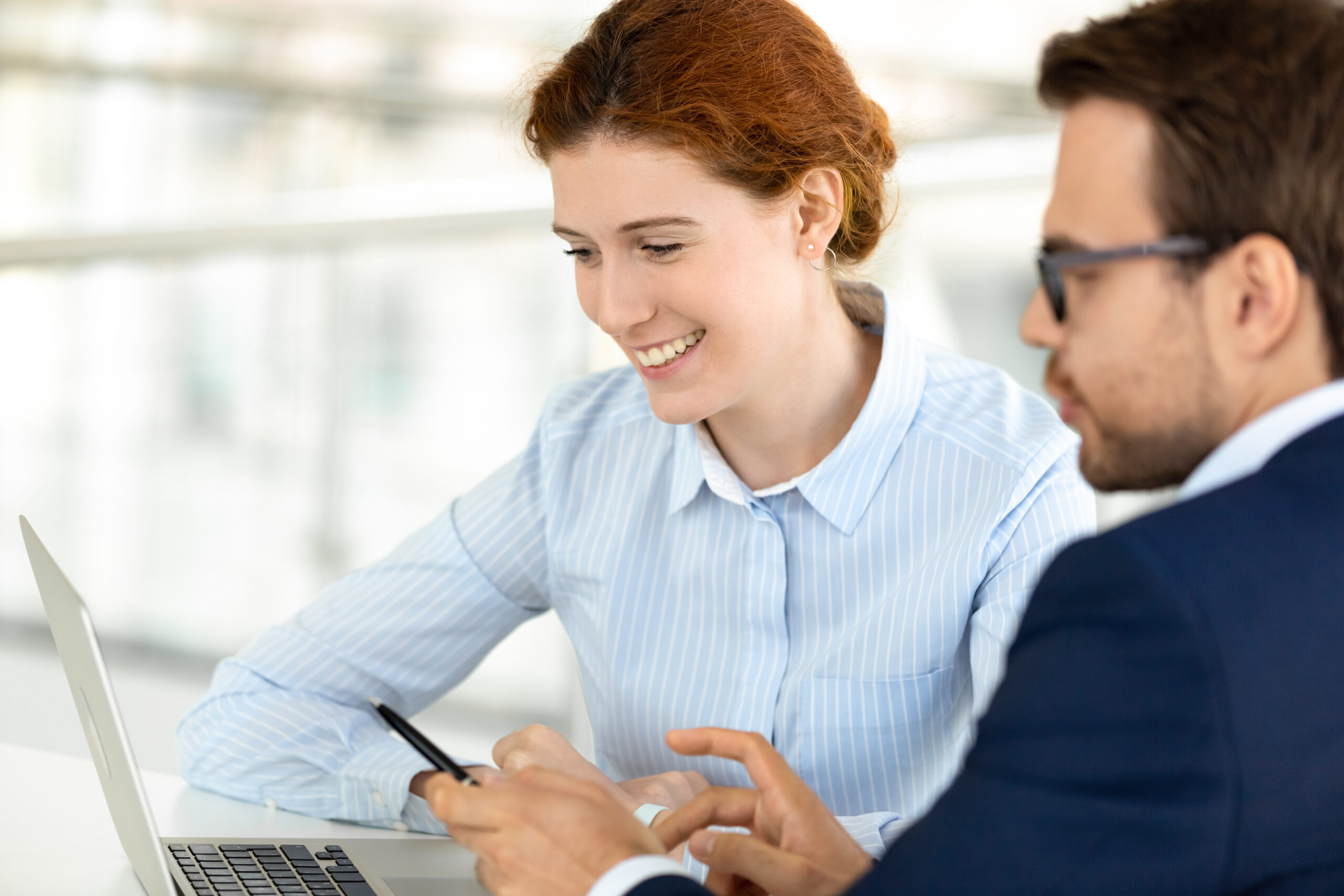 Vertriebstraining Verkauf: Zwei Fachkräfte analysieren gemeinsam Ergebnisse am Laptop