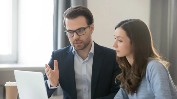 Trainer erklärt Inhalte am Laptop im Einzelcoaching, praxisnaher Austausch und persönliche Entwicklung während professioneller Sales Trainings.