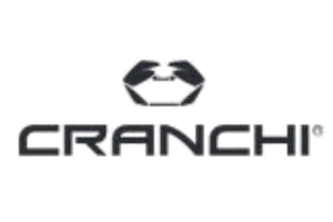 Dunkles Cranchi Logo mit stilisiertem Symbol über dem Schriftzug, elegantes und modernes Marken-Logo auf schwarzem Hintergrund.