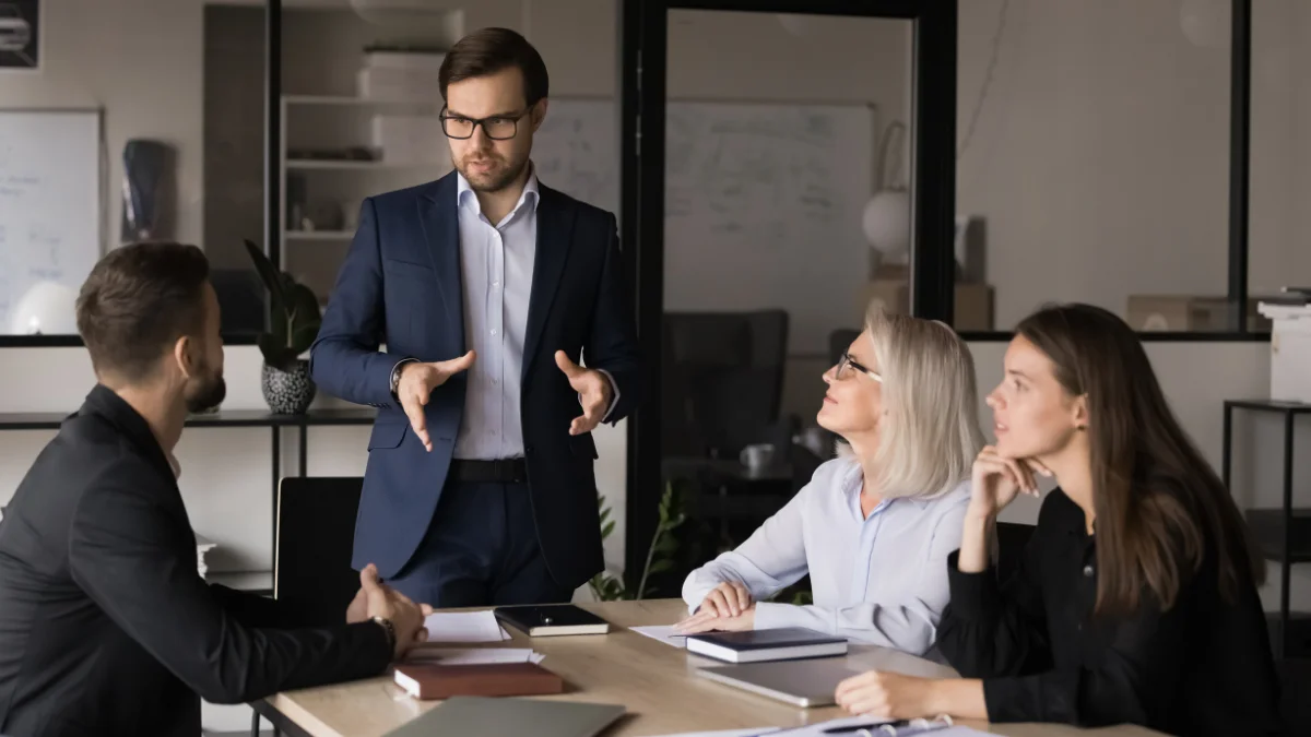 Vertriebsberatung im Workshop: Experte diskutiert Wachstumsstrategie mit interdisziplinärem Team