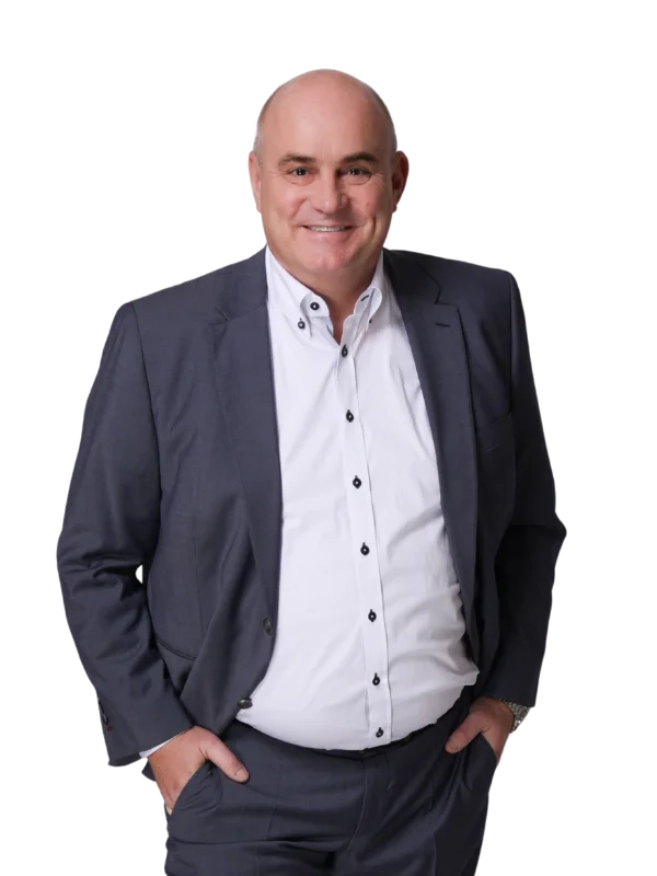 Lächelnder Geschäftsmann im grauen Anzug, professionelles Porträt für Lessig Consulting.